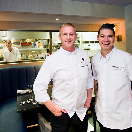 Bilderberg Garden Hotel Amsterdam Exterior foto Chef Michael Mina (left) and his son Michael Mina Jr. (right) at Michael Mina's restaurant in Las Vegas