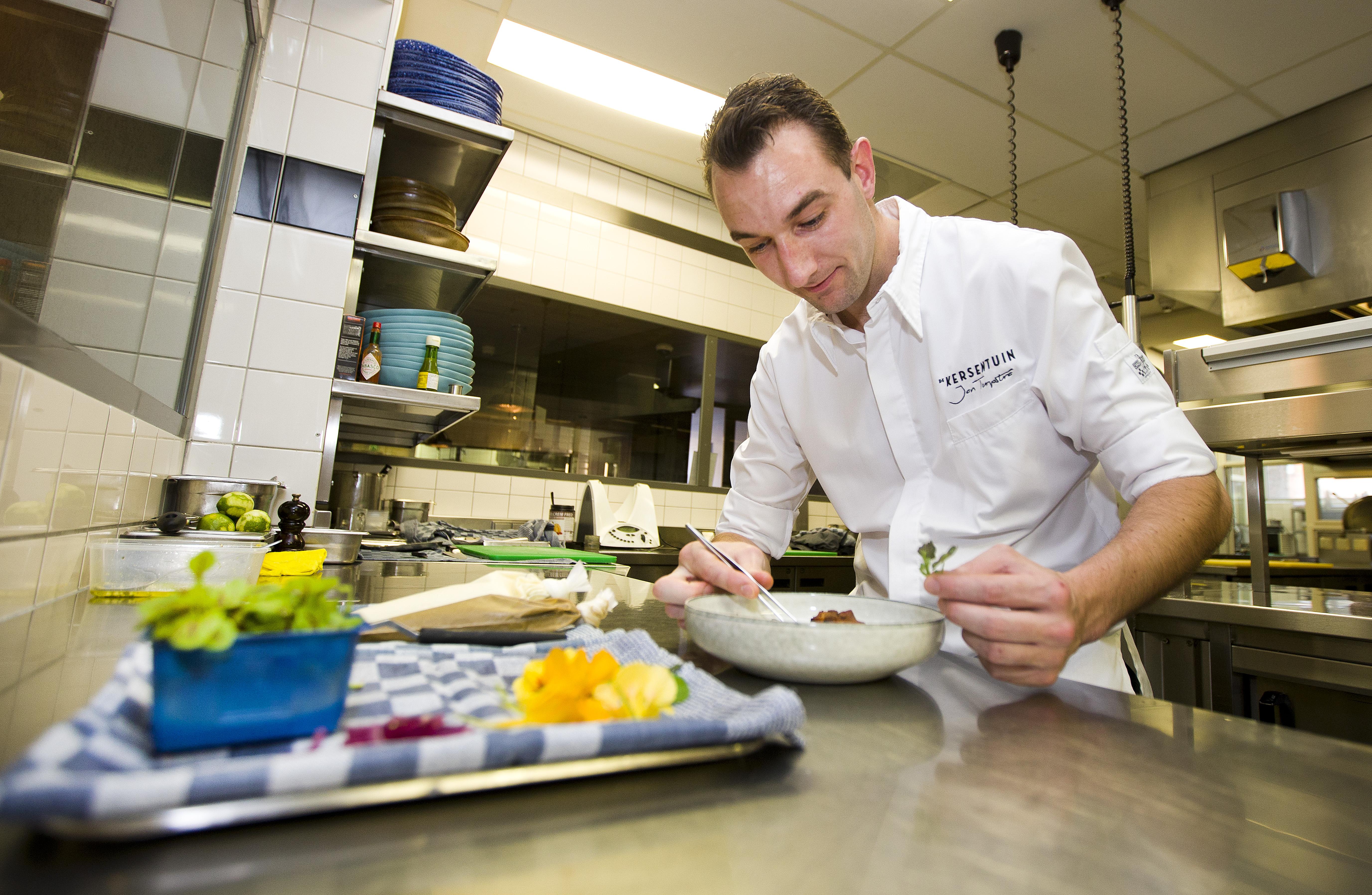 Bilderberg Garden Hotel Amsterdam Exterior foto A chef preparing a meal