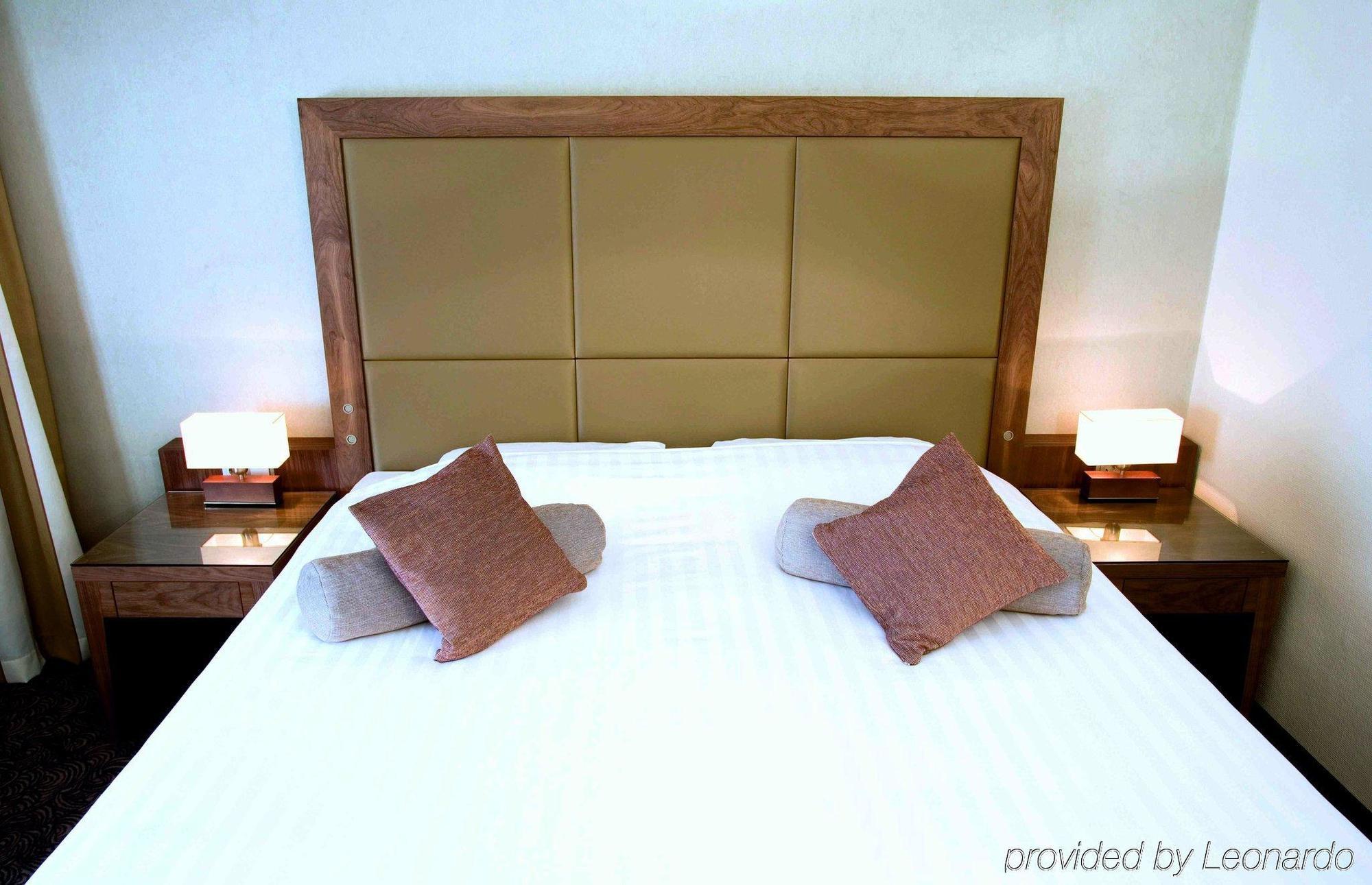 Bilderberg Garden Hotel Amsterdam Cameră foto A bed with a headboard