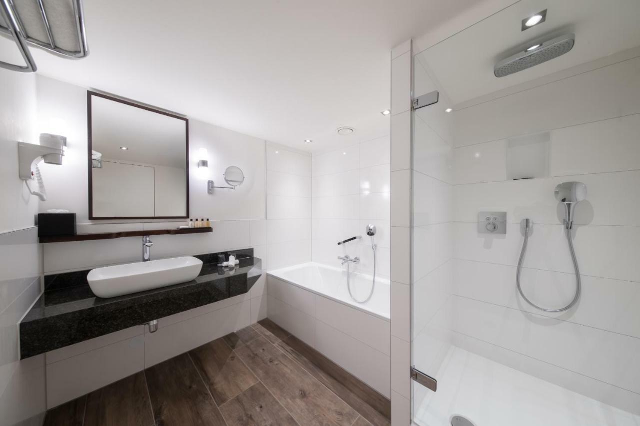 Bilderberg Garden Hotel Amsterdam Exterior foto Bathroom with shower and bath