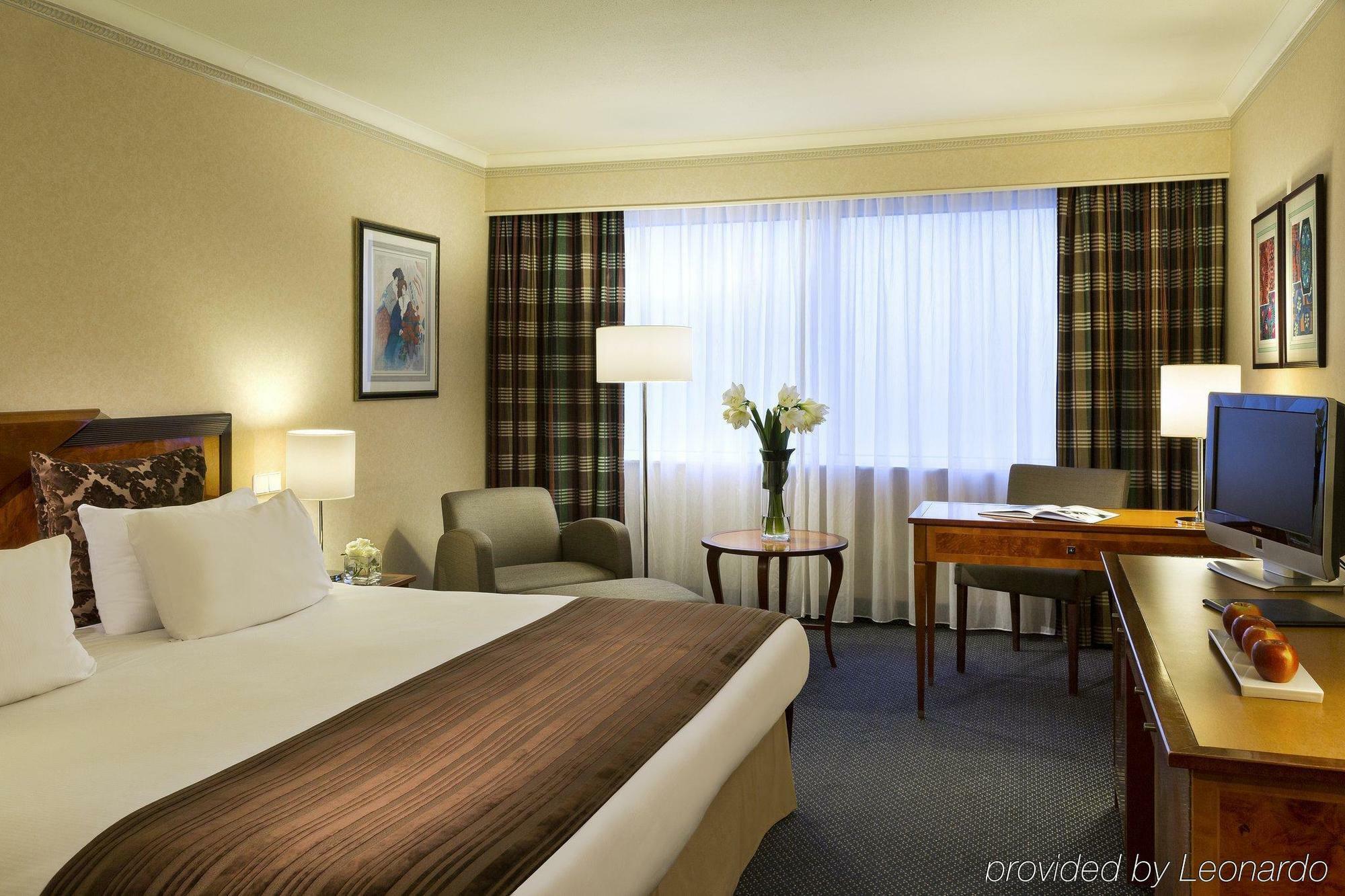Bilderberg Garden Hotel Amsterdam Exterior foto A typical hotel room
