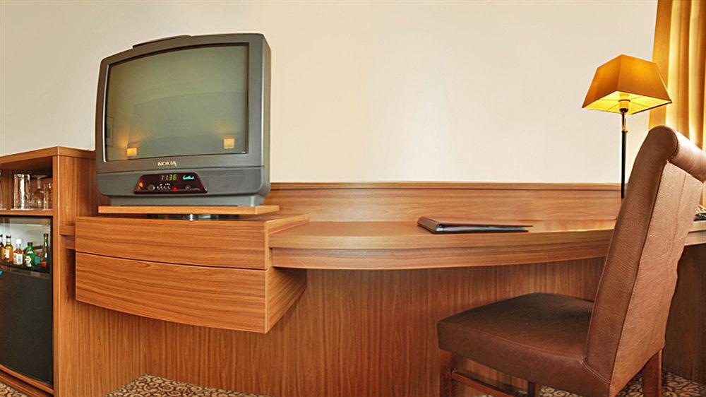 Bilderberg Garden Hotel Amsterdam Exterior foto A television in a hotel room