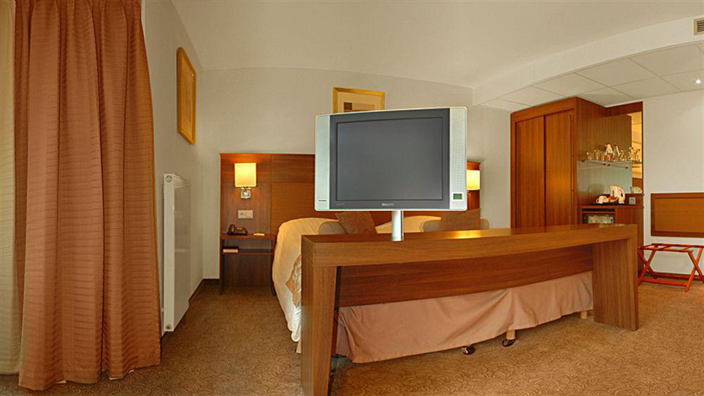 Bilderberg Garden Hotel Amsterdam Exterior foto A television set in a hotel room